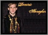 Dominic Monaghan,ciemny strój, złoty łańcuch