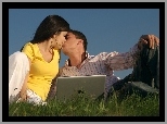 Dziewczyna, Chłopak, Pocałunek, Laptop