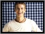 Hayden Christensen,biała koszulka, uśmiech
