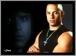 Vin Diesel, czarna koszulka, krzyżyk