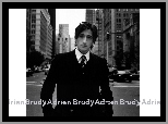 Adrien Brody,garnitur, budynki