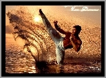 Jean Claude Van Damme,białe spodnie, woda