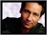 David Duchovny,czarny strój, ciemne włosy