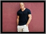 Vin Diesel, czarny t-shirt, białe spodnie