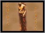Dominic Purcell,beżowa bluzka, ciemne spodnie