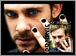 Dominic Monaghan,niebieski oczy, czarne paznokcie