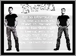 Ewan McGregor,czarna koszulka, jeansy