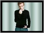 Ewan McGregor,czarny sweterek, jeansy