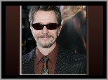 Gary Oldman,okulary, broda