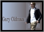 Gary Oldman,okulary, papieros