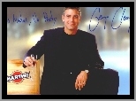 George Clooney,martini, czarny strój