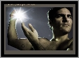 Joaquin Phoenix,twarz, ręce