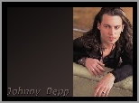 Johnny Depp,długie włosy, dłonie