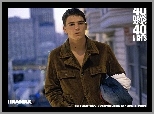 Josh Hartnett,brązowa kurtka