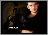 Jude Law,czarny strój, niebieskie oczy