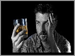 Mężczyzna, Załamany, Drink, Czarne tło