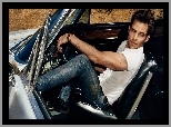 Mężczyzna, Chris Pine, Aktor, Samochód, Dżinsy