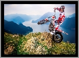 Mężczyzna, Motocykl Beta EVO 300 2-Stroke, Rzeka, Góry, Motocross