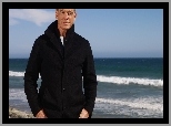 Plaża, Pierce Brosnan
