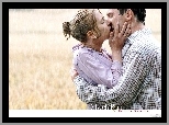 Match Point, deszcz, pole, Scarlett Johansson, Jonathan Rhys-Meyers, pocałunek