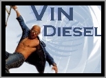 Vin Diesel, okulary, niebieski strój