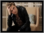 Zamyślony, Robert Pattinson, Fotel