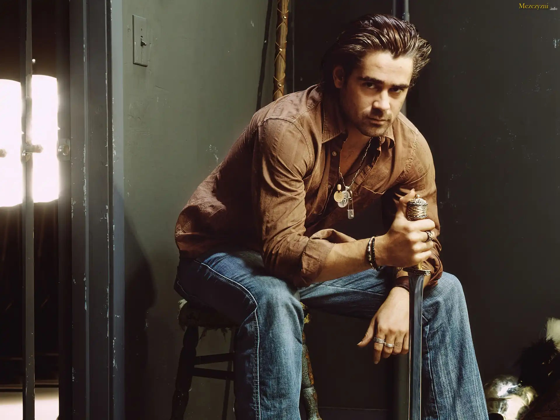 Colin Farrell,brÄ…zowa koszula, jeansy