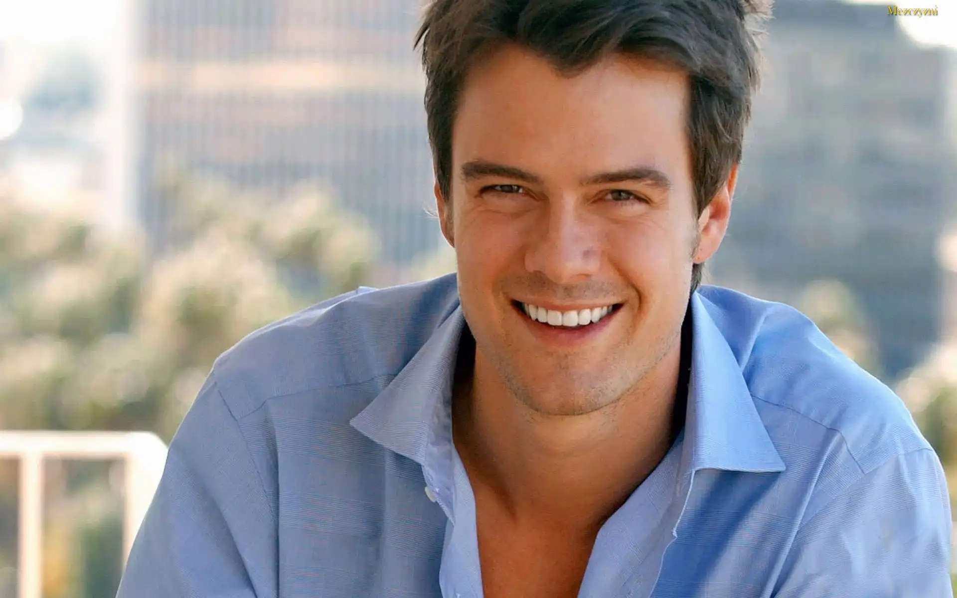 Josh Duhamel, Niebieska, Koszula, Uśmiech