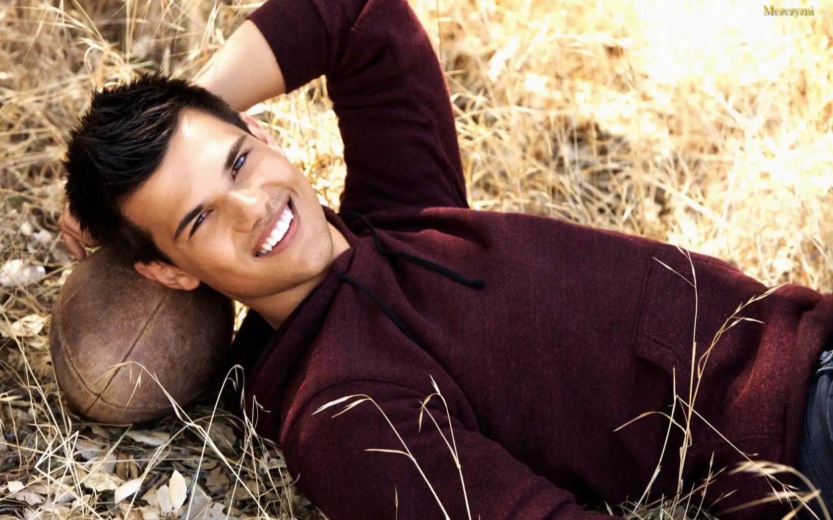 Taylor Lautner, Uśmiech, Piłka, Trawa, Bluza