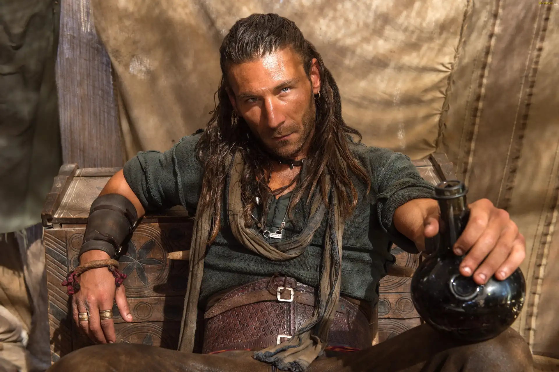 Serial, Black Sails, Piraci, Zach McGowan, Kapitan Charles Vane