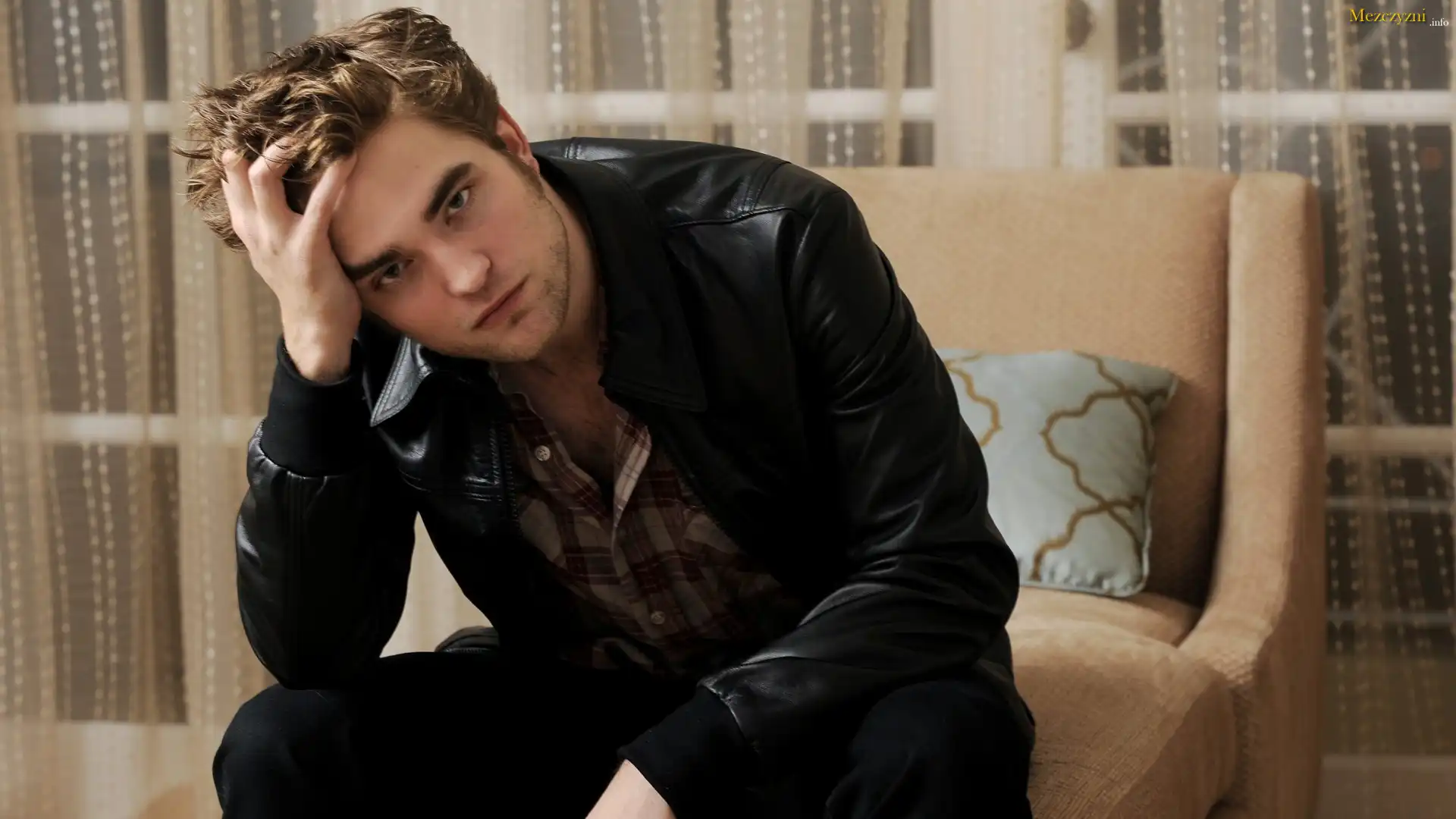 Zamyślony, Robert Pattinson, Fotel